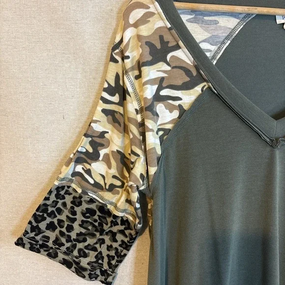 POL Womens Shirt Top‎ Small Green Camo Animal Print Oversized V-Neck Stretch - Picture 4 of 7